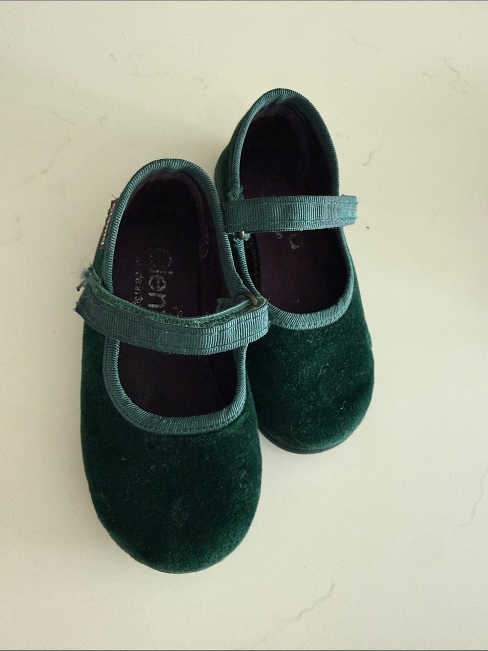 Cienta Green Velvet Mary Jane Shoes